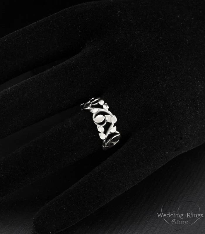 Unique dainty Woman's Ring with Leaves in shiny finished Silver