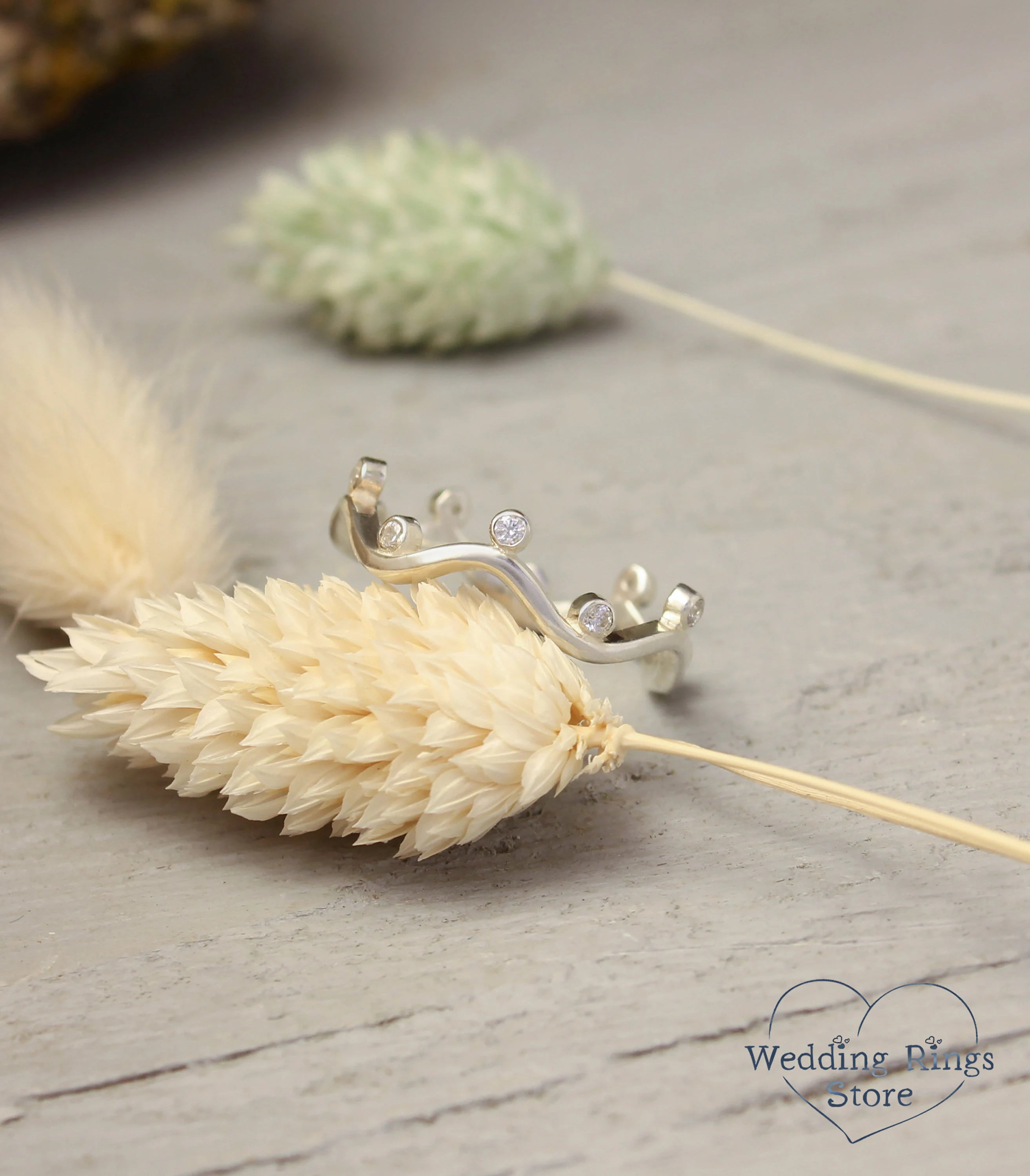 Minimalist Dainty Wavy Ring with Garnets Birthstone