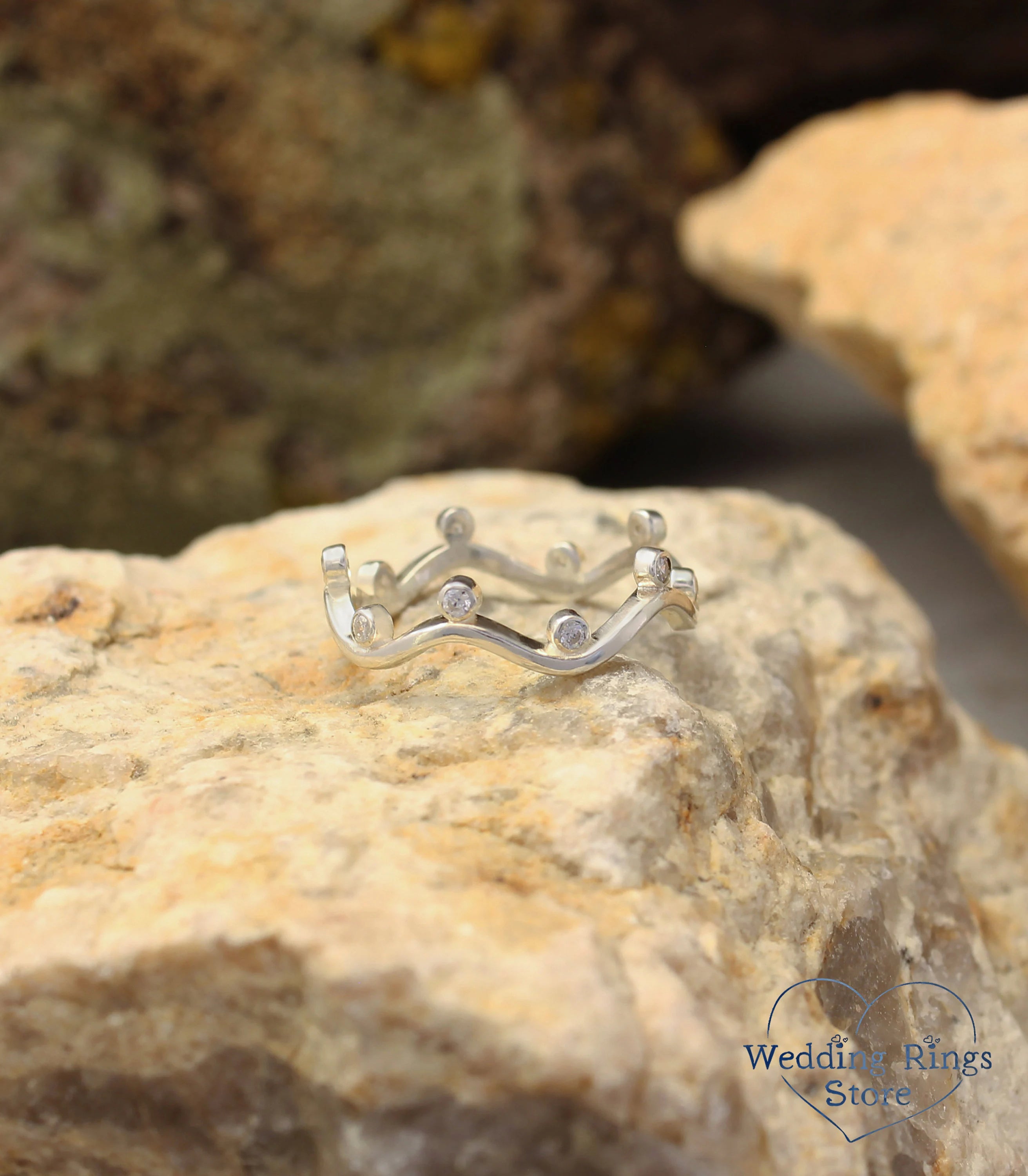 Minimalist Dainty Wavy Ring with Garnets Birthstone