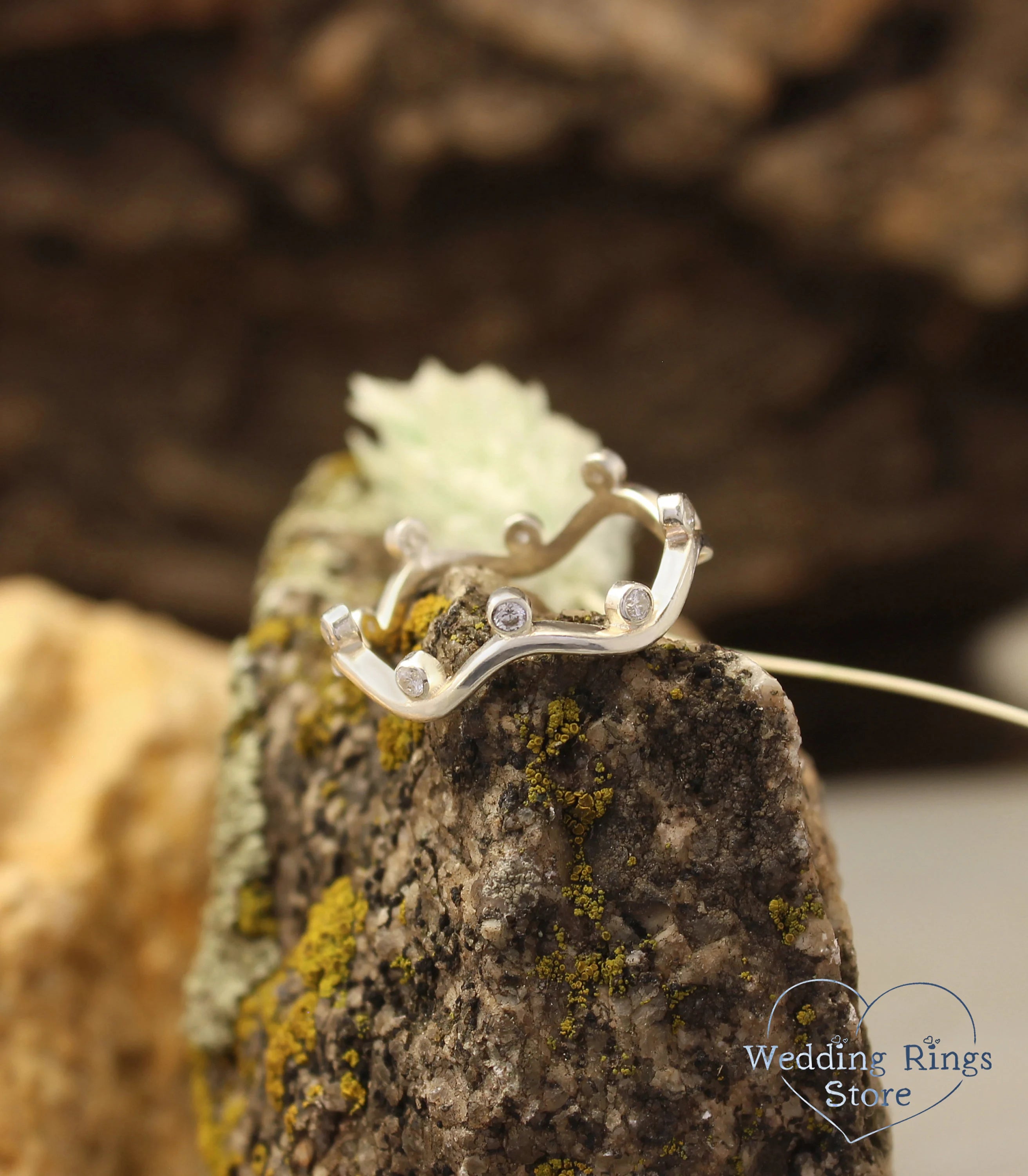 Minimalist Dainty Wavy Ring with Garnets Birthstone