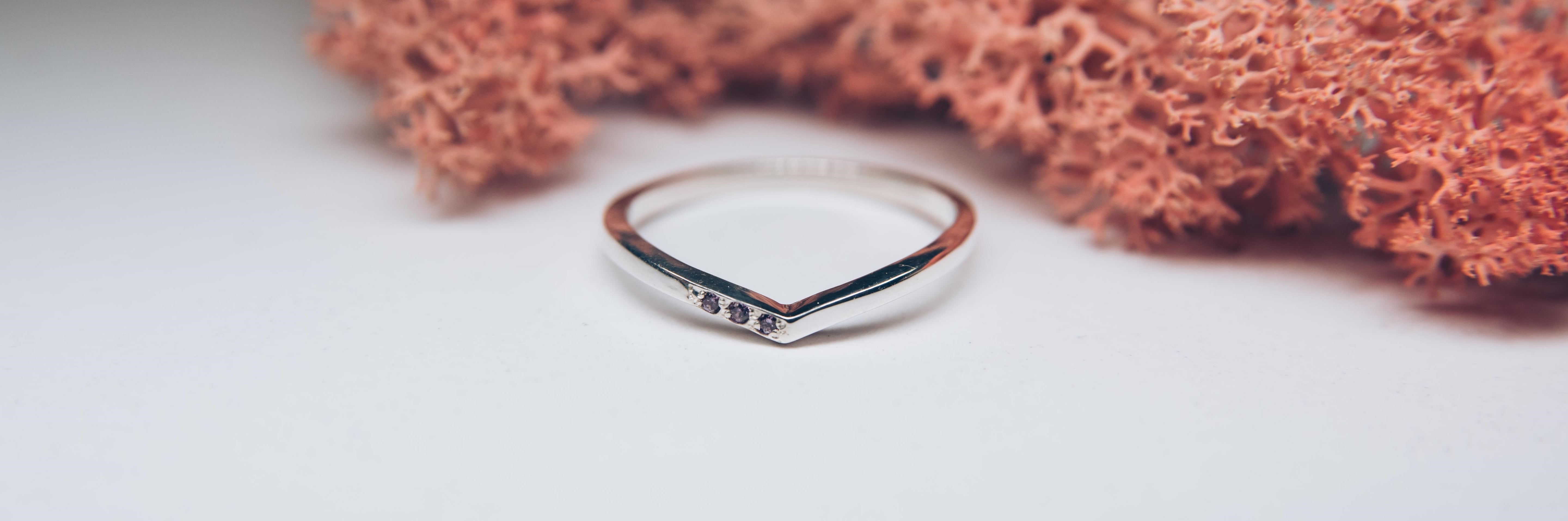 V-shaped rings