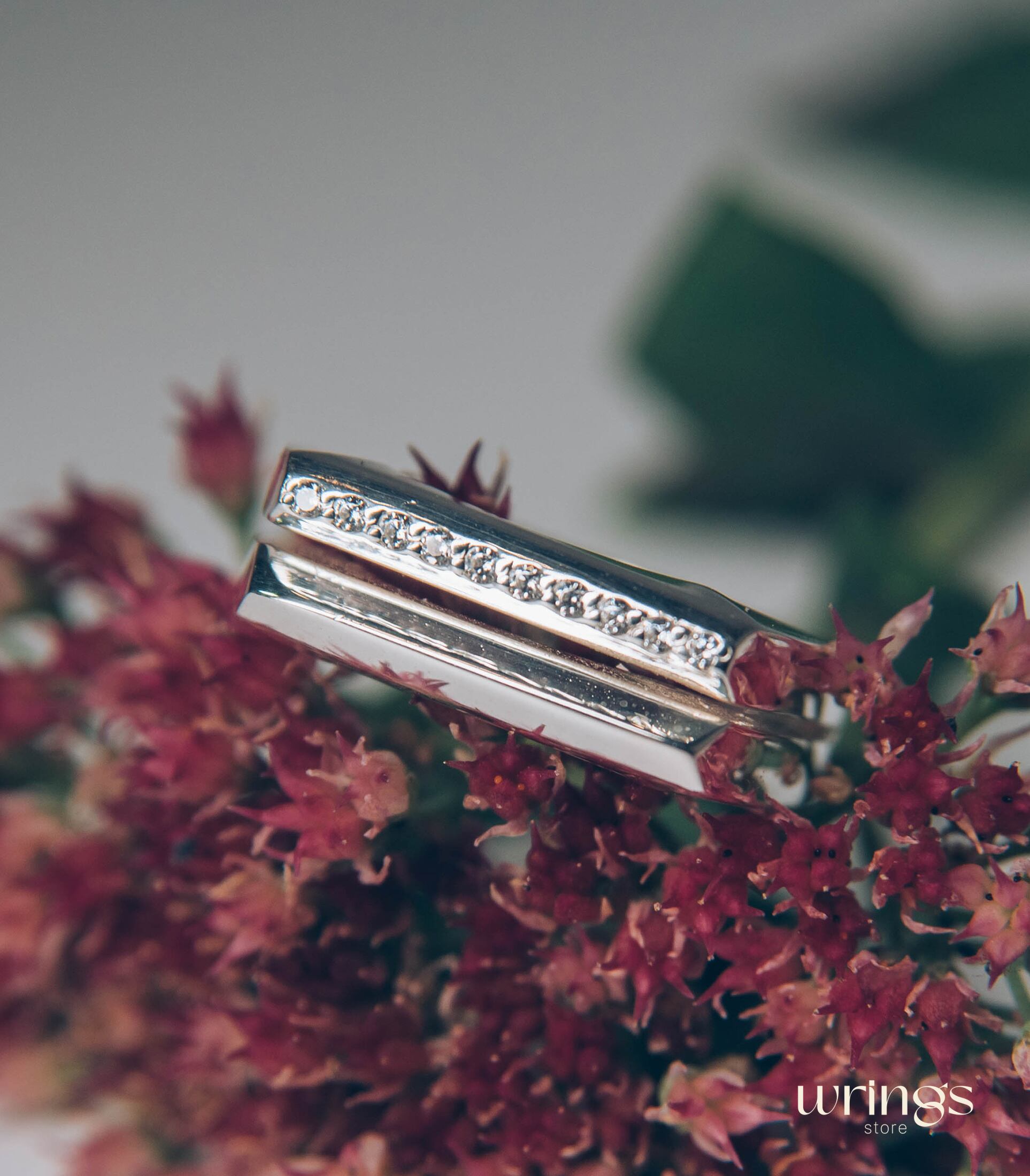 Grooved Geometric Silver Signet Ring with White Stones