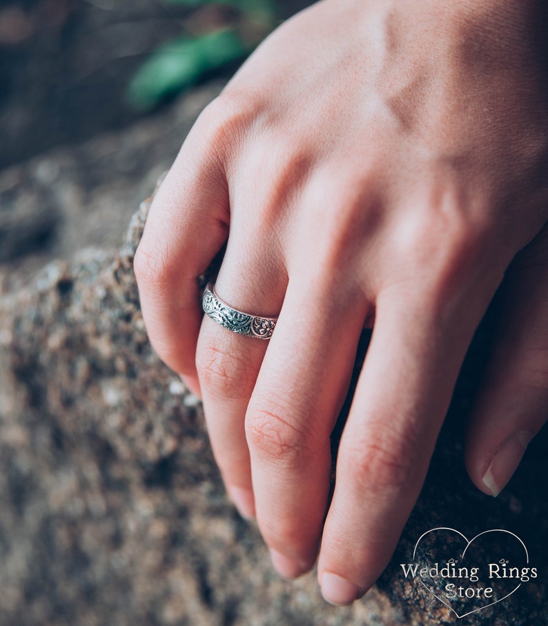 Floral Silver Ring with engraved Flowers and Leaves