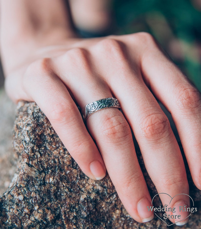 Floral Silver Ring with engraved Flowers and Leaves