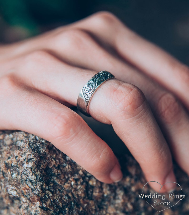 Floral Silver Ring with engraved Flowers and Leaves