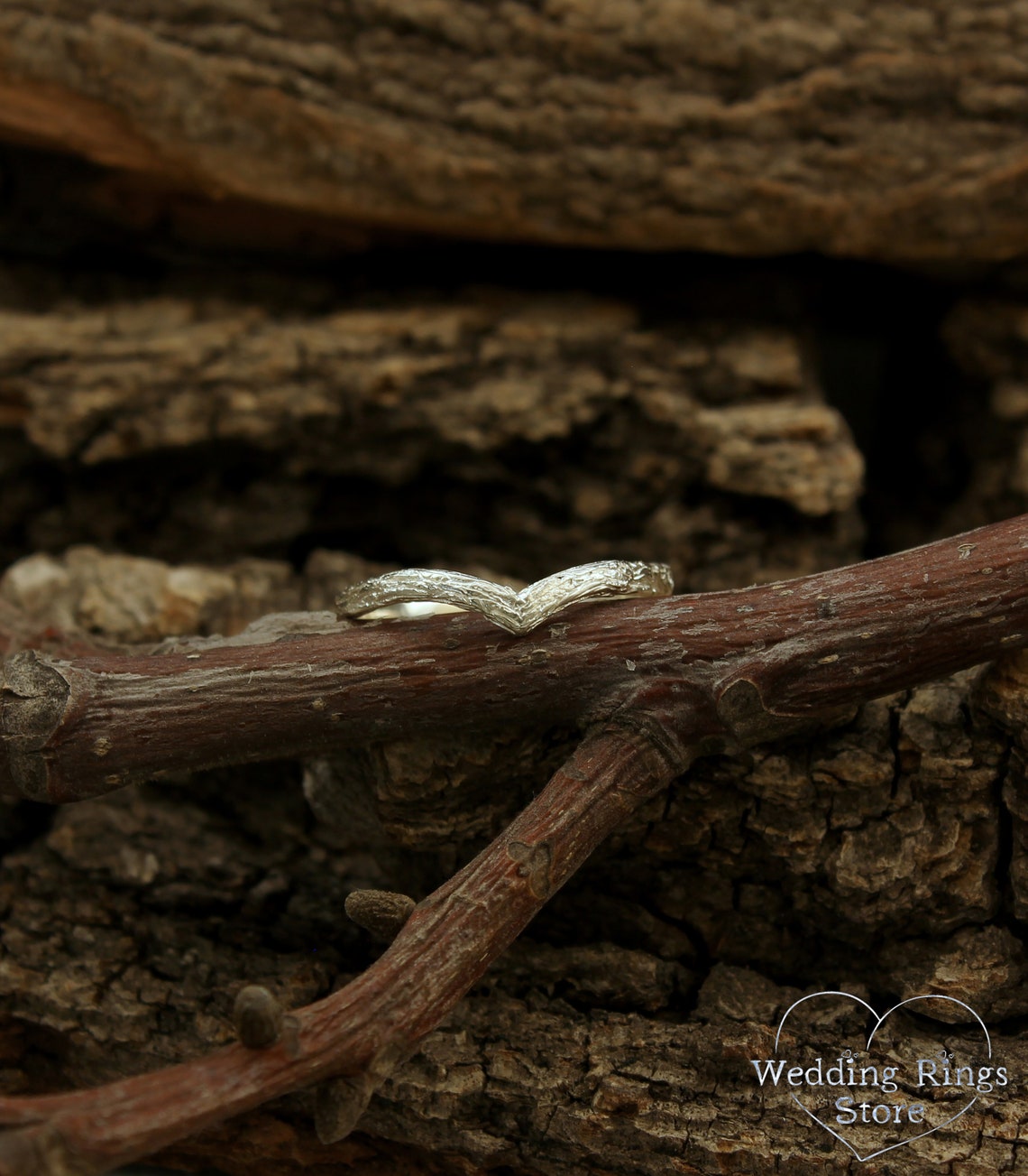 Minimalist Dainty V-Ring with Tree bark Band