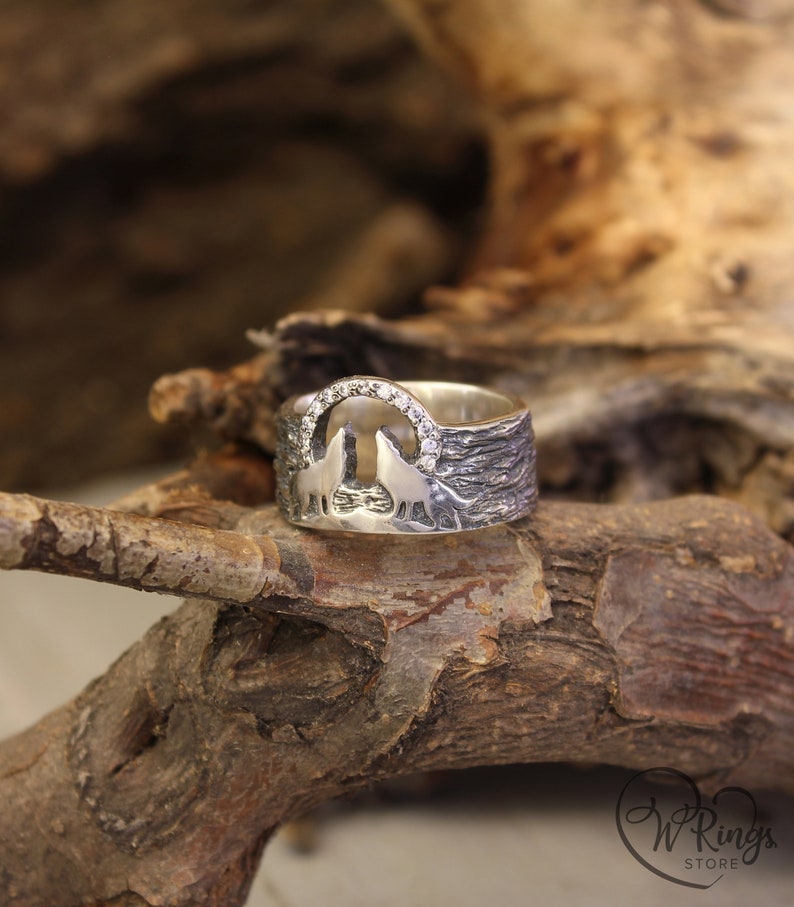 Two Wolves Sterling Silver animal Ring with Cubic Zirconia