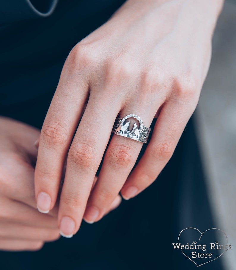 Two Wolves Sterling Silver animal Ring with Cubic Zirconia