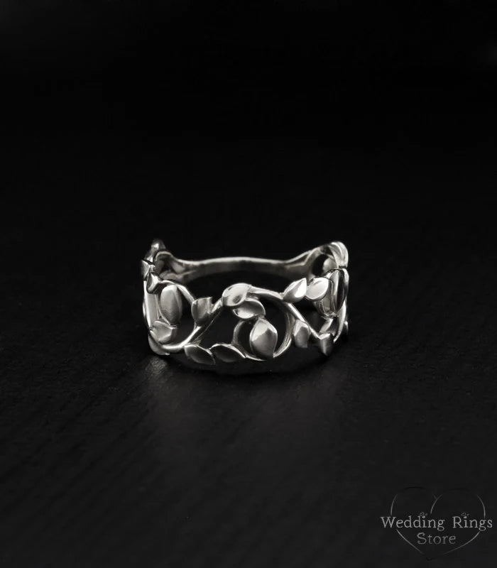 Unique dainty Woman's Ring with Leaves in shiny finished Silver