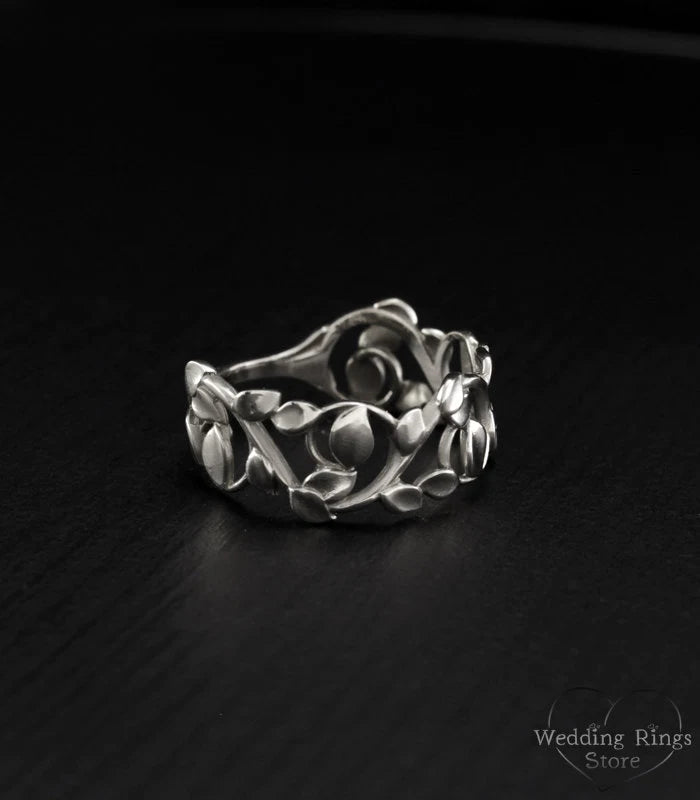 Unique dainty Woman's Ring with Leaves in shiny finished Silver