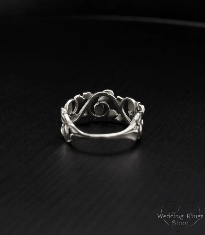 Unique dainty Woman's Ring with Leaves in shiny finished Silver