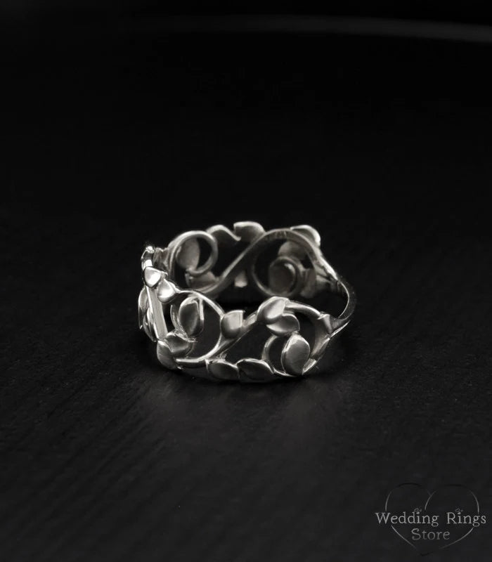 Unique dainty Woman's Ring with Leaves in shiny finished Silver