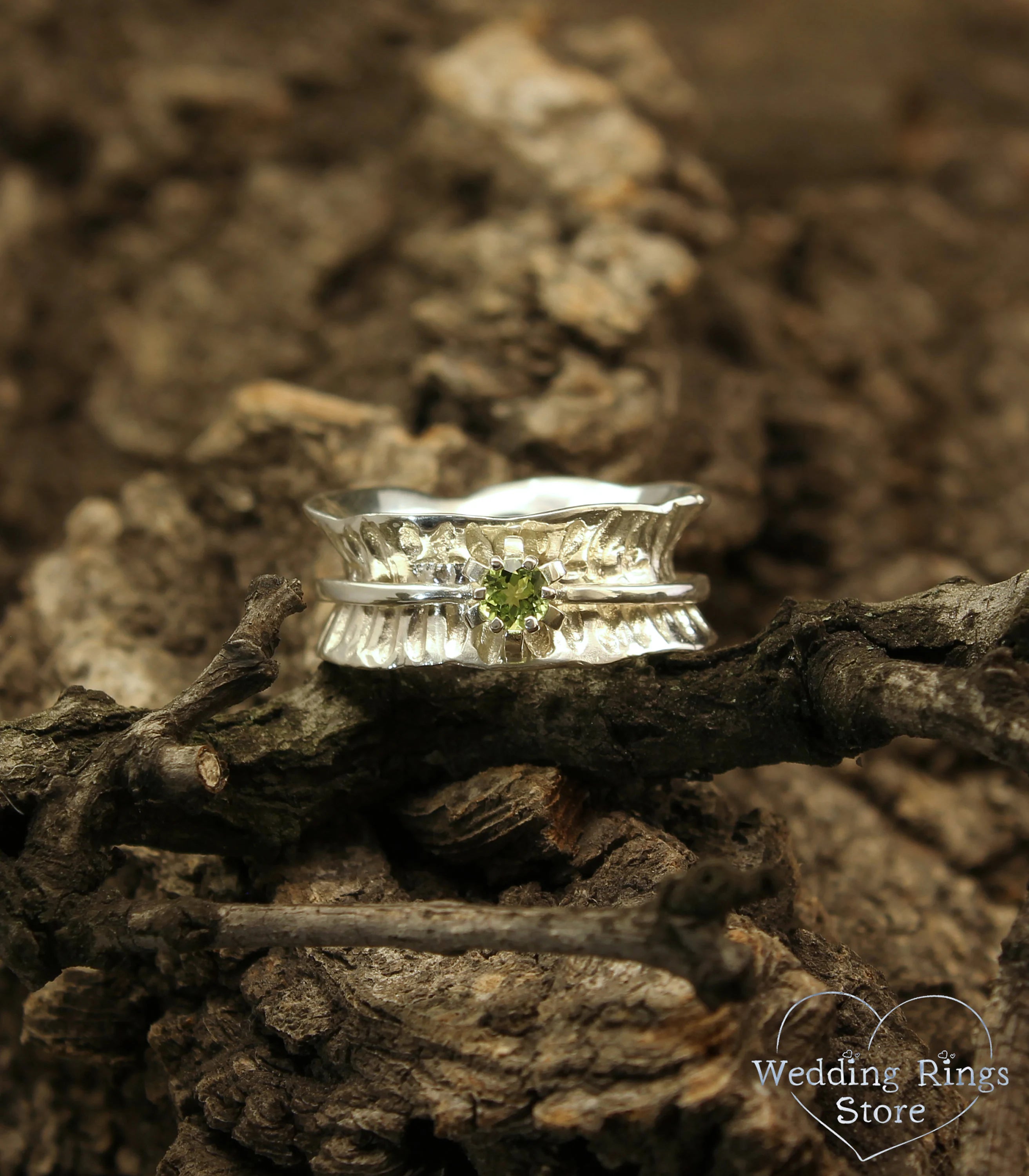 Exclusive Spinner Waved Band — Wide Ring with Peridot