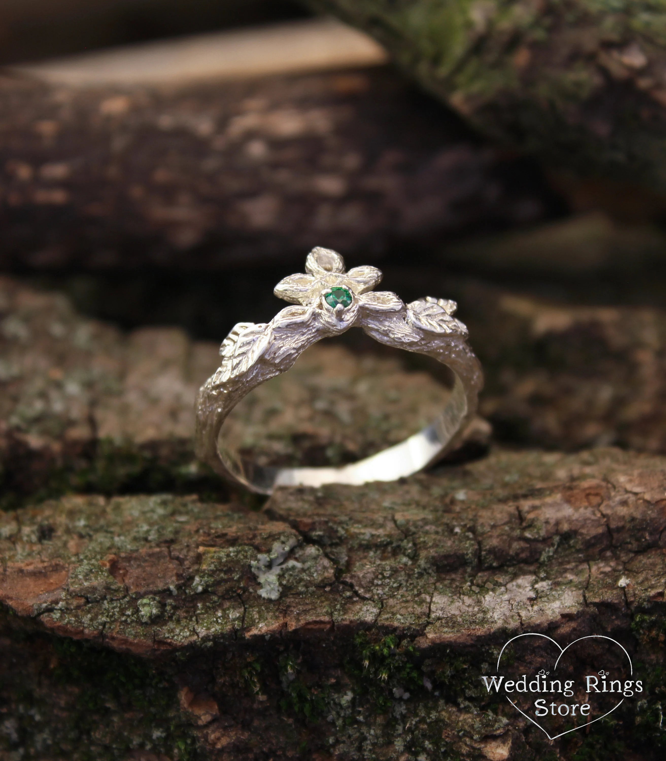 Elegant Emerald Ring for lovers of Fashion & Naturality