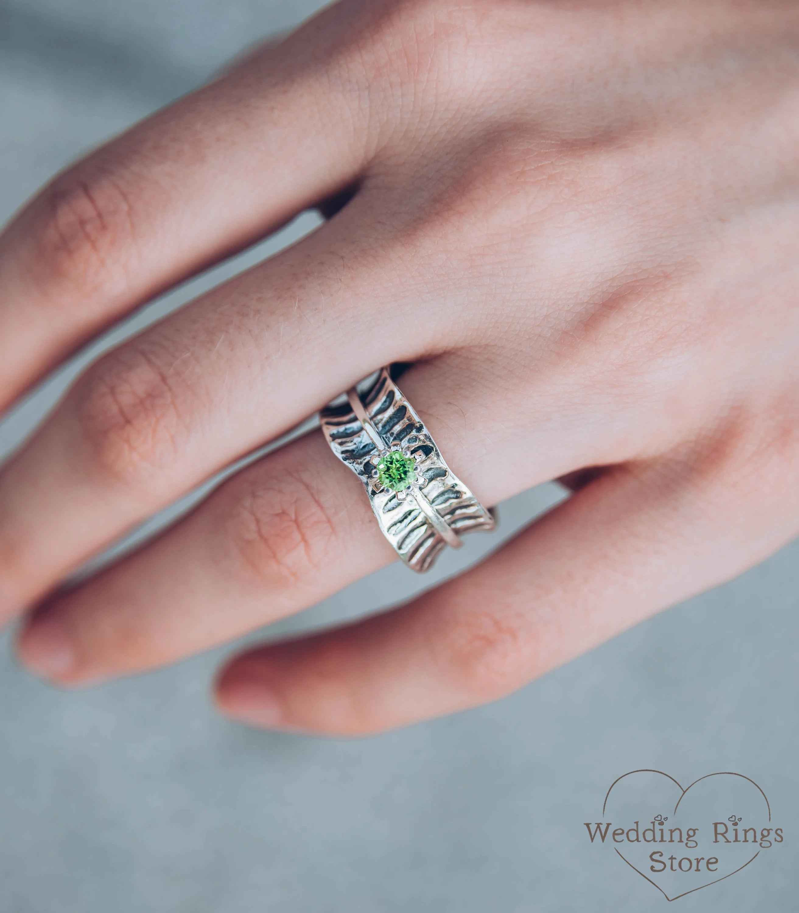 Exclusive Spinner Waved Band — Wide Ring with Peridot