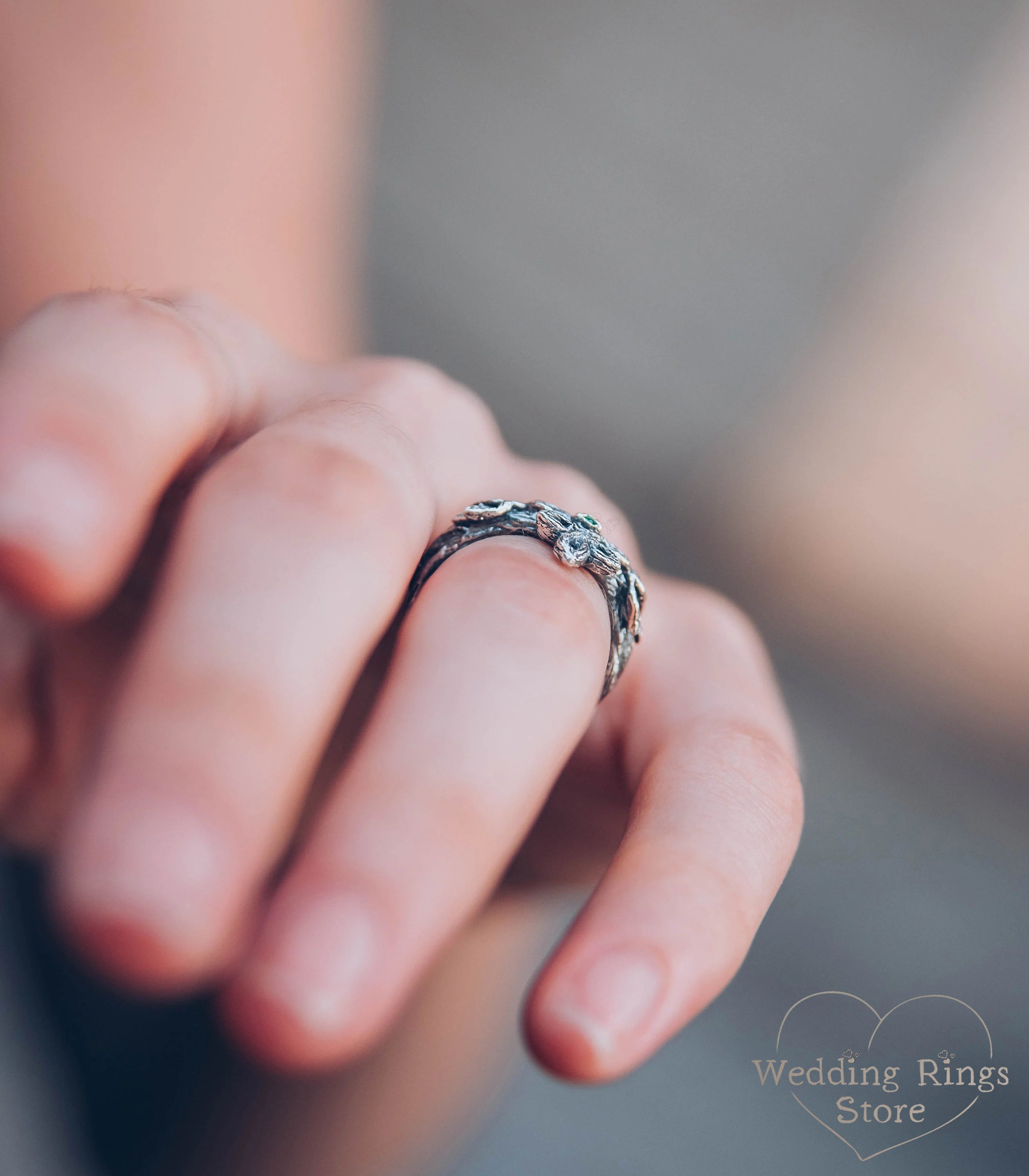 Elegant Emerald Ring for lovers of Fashion & Naturality