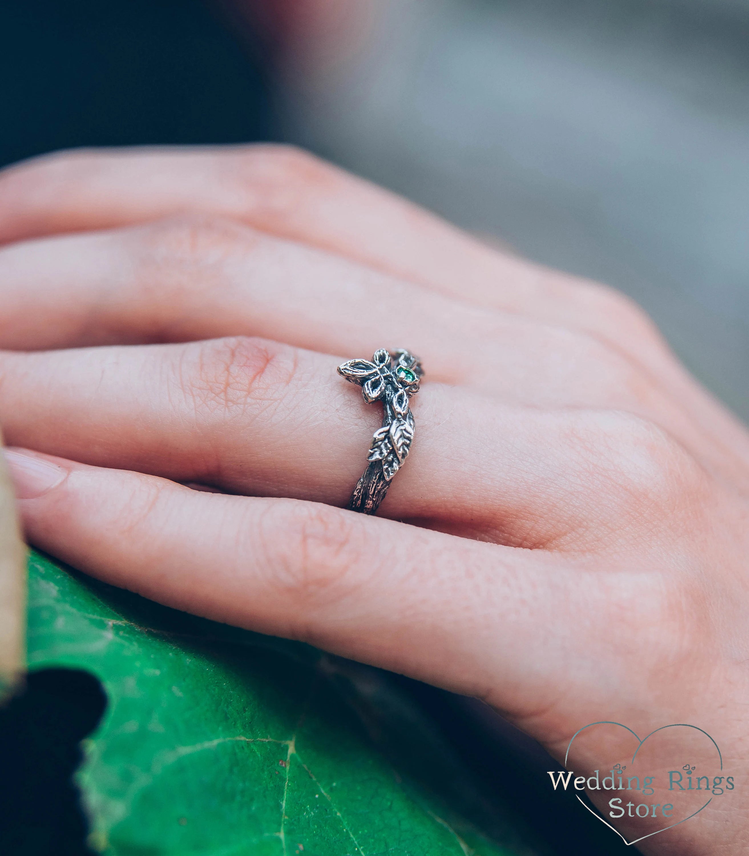 Elegant Emerald Ring for lovers of Fashion & Naturality