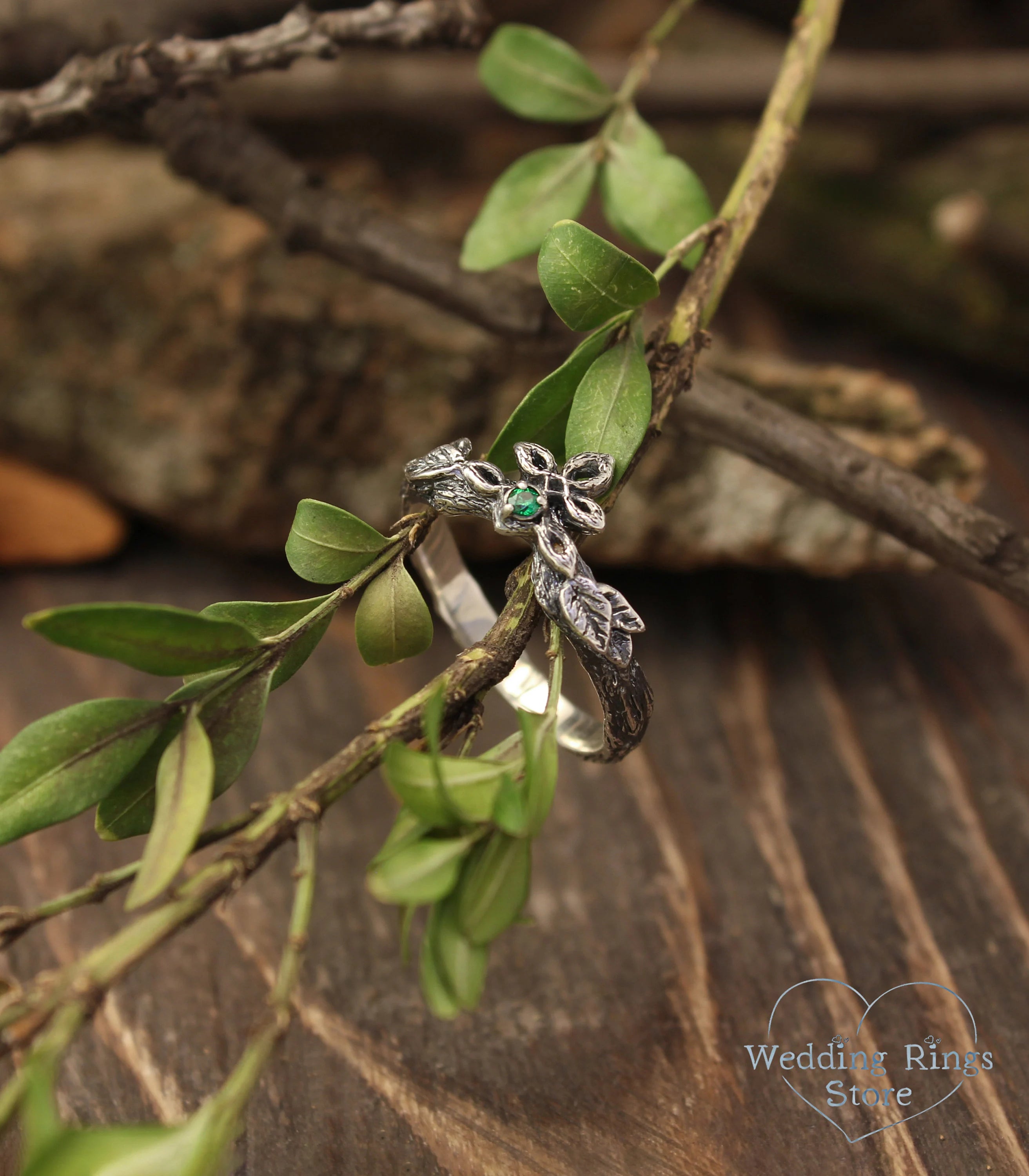 Elegant Emerald Ring for lovers of Fashion & Naturality