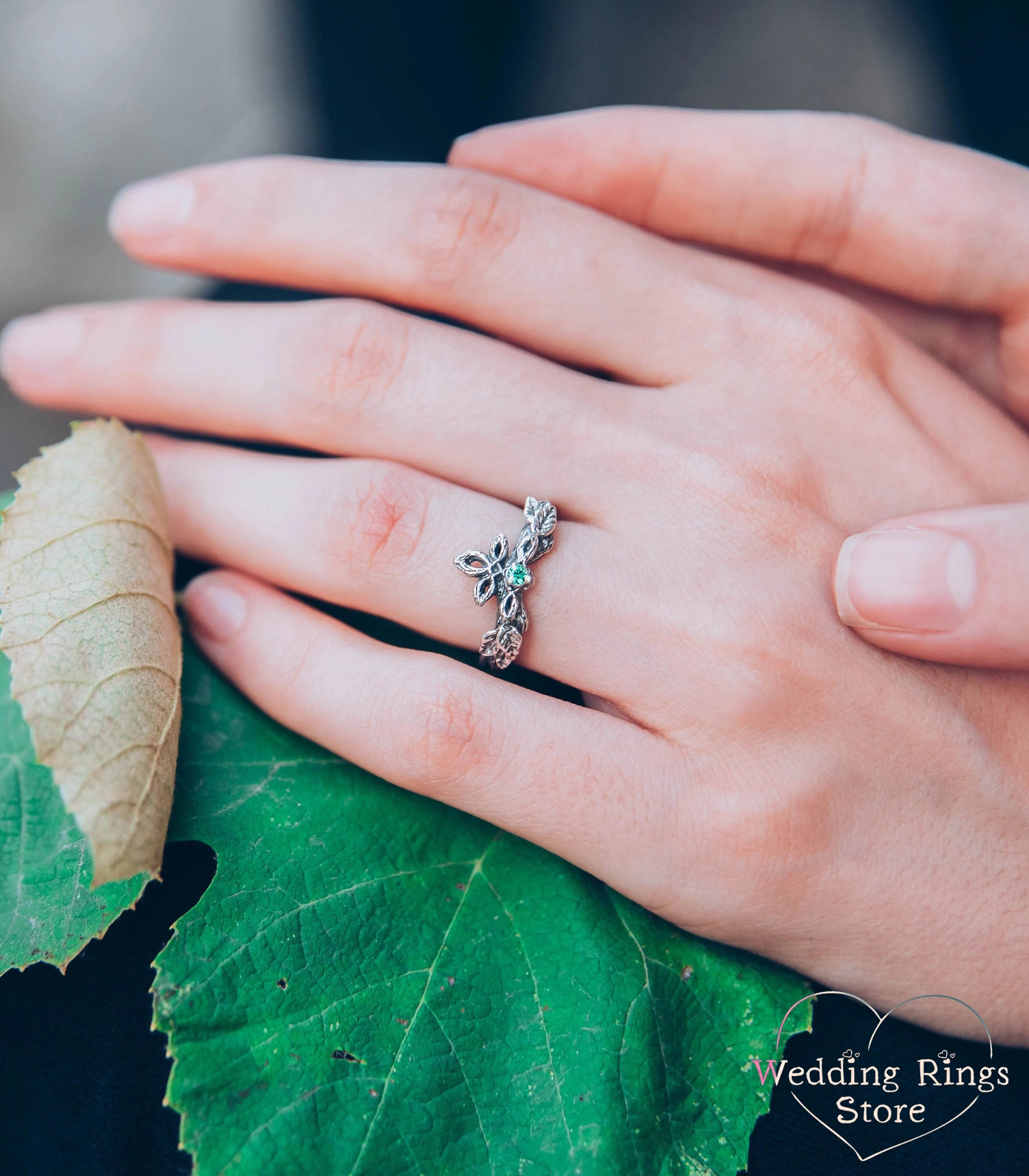 Elegant Emerald Ring for lovers of Fashion & Naturality